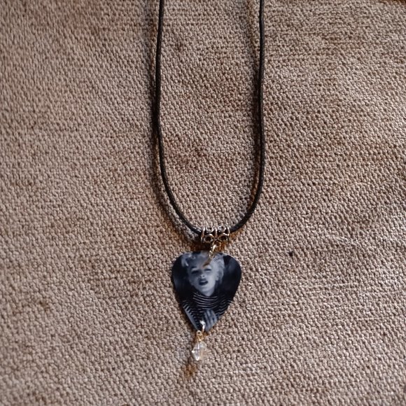 MARILYN MONROE GUITAR PICK EARRINGS - NECKLACE SET - Picture 2 of 2